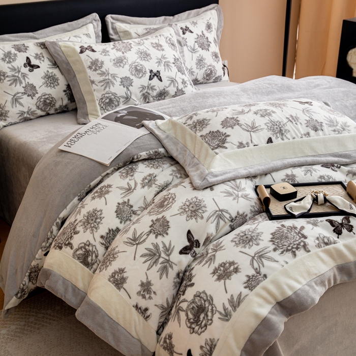 91家纺网 家纺一手货源 找家纺 懒猫家纺 2025新款牛奶绒拼角印花轻奢风四件套 浪漫花蝶-灰