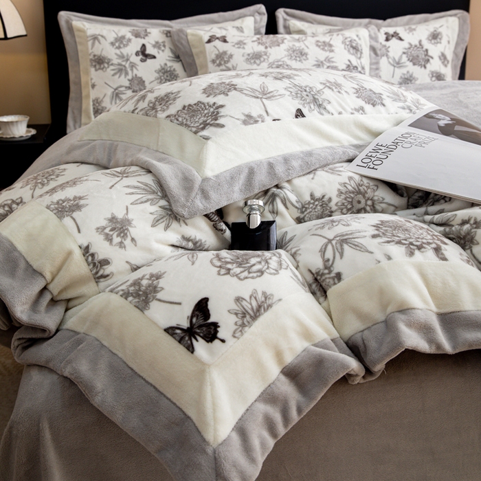 91家纺网 家纺一手货源 找家纺 懒猫家纺 2025新款牛奶绒拼角印花轻奢风四件套 浪漫花蝶-灰