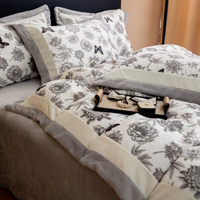 91家纺网 家纺一手货源 找家纺 懒猫家纺 2025新款牛奶绒拼角印花轻奢风四件套 浪漫花蝶-灰