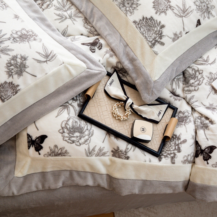 91家纺网 家纺一手货源 找家纺 懒猫家纺 2025新款牛奶绒拼角印花轻奢风四件套 浪漫花蝶-灰