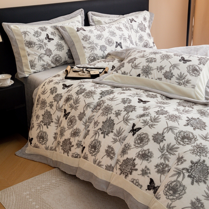 91家纺网 家纺一手货源 找家纺 懒猫家纺 2025新款牛奶绒拼角印花轻奢风四件套 浪漫花蝶-灰