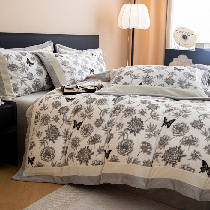 91家纺网 家纺一手货源 找家纺 懒猫家纺 2025新款牛奶绒拼角印花轻奢风四件套 浪漫花蝶-灰