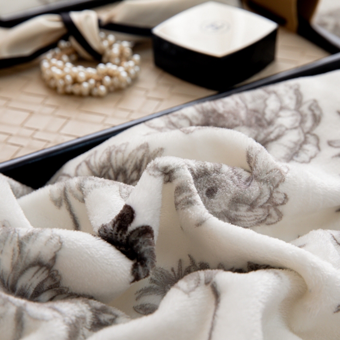 91家纺网 家纺一手货源 找家纺 懒猫家纺 2025新款牛奶绒拼角印花轻奢风四件套 浪漫花蝶-灰