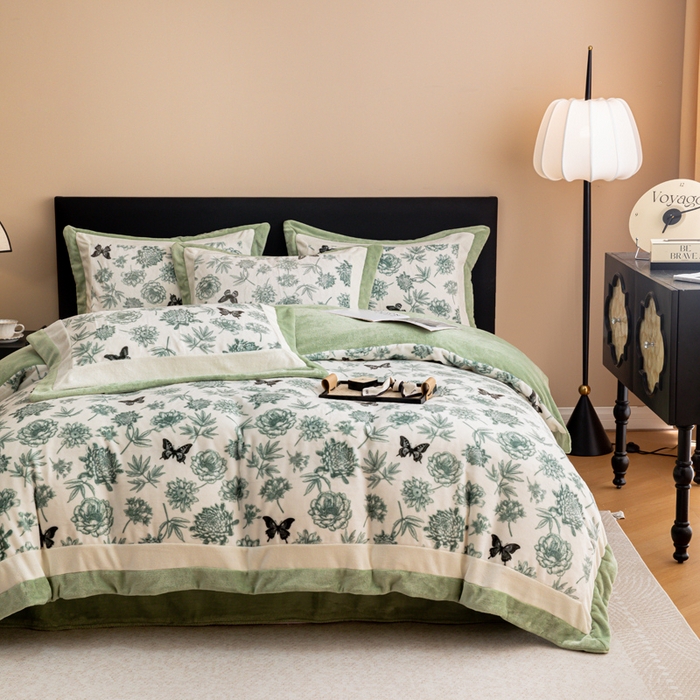 91家纺网 家纺一手货源 找家纺 懒猫家纺 2025新款牛奶绒拼角印花轻奢风四件套 浪漫花蝶-绿