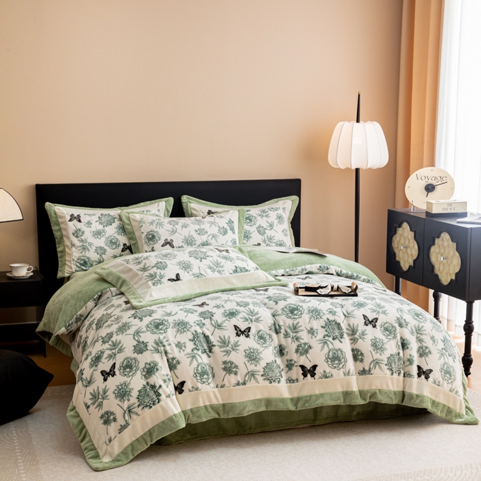 91家纺网 家纺一手货源 找家纺 懒猫家纺 2025新款牛奶绒拼角印花轻奢风四件套 浪漫花蝶-绿