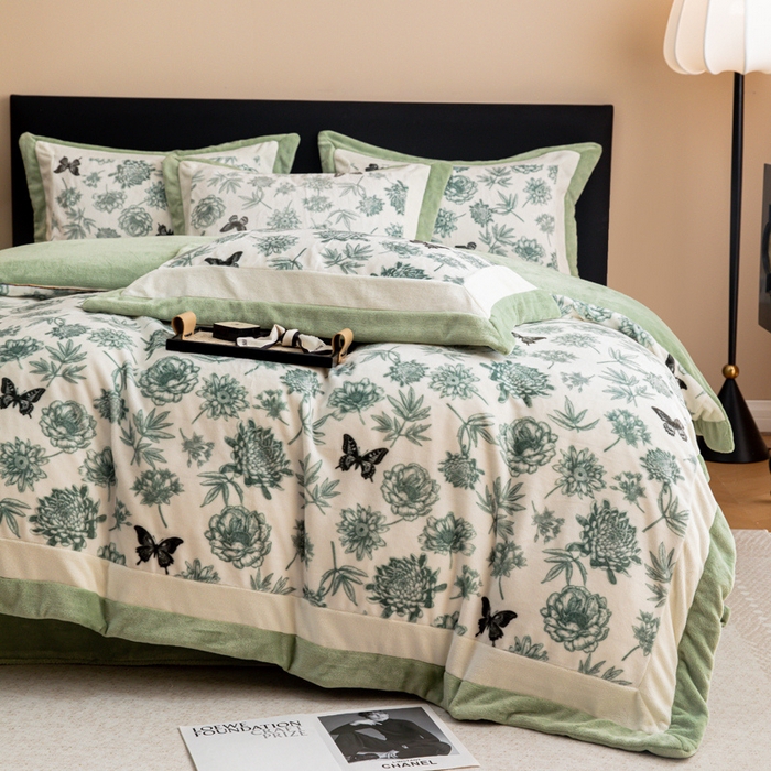 91家纺网 家纺一手货源 找家纺 懒猫家纺 2025新款牛奶绒拼角印花轻奢风四件套 浪漫花蝶-绿