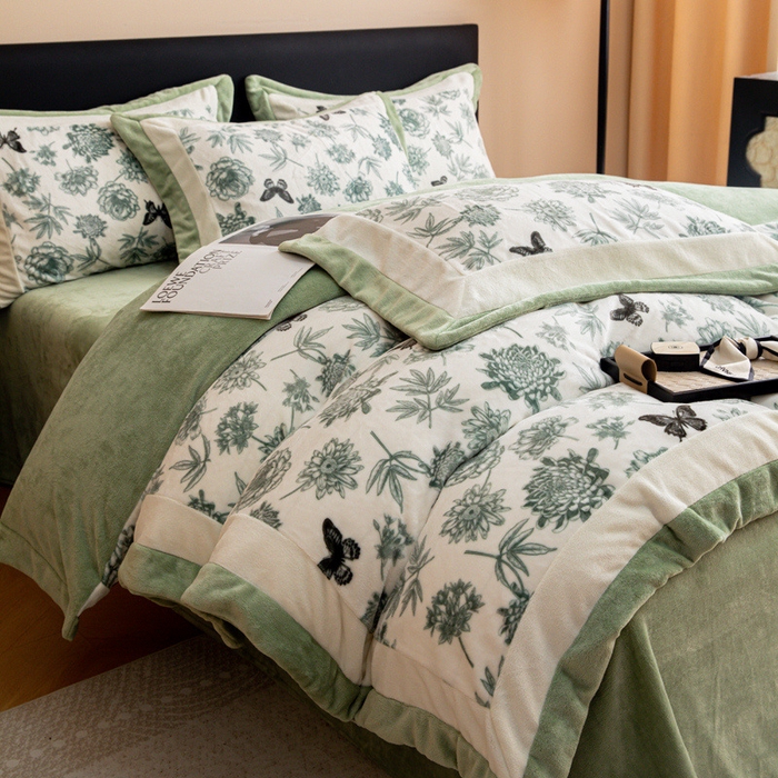 91家纺网 家纺一手货源 找家纺 懒猫家纺 2025新款牛奶绒拼角印花轻奢风四件套 浪漫花蝶-绿