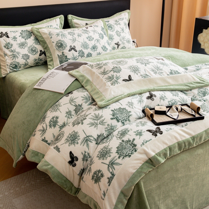 91家纺网 家纺一手货源 找家纺 懒猫家纺 2025新款牛奶绒拼角印花轻奢风四件套 浪漫花蝶-绿