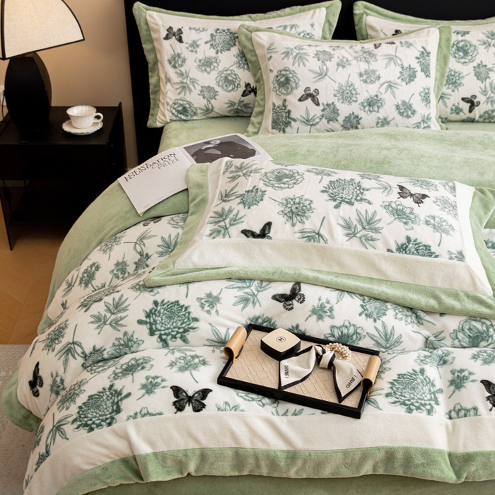 91家纺网 家纺一手货源 找家纺 懒猫家纺 2025新款牛奶绒拼角印花轻奢风四件套 浪漫花蝶-绿