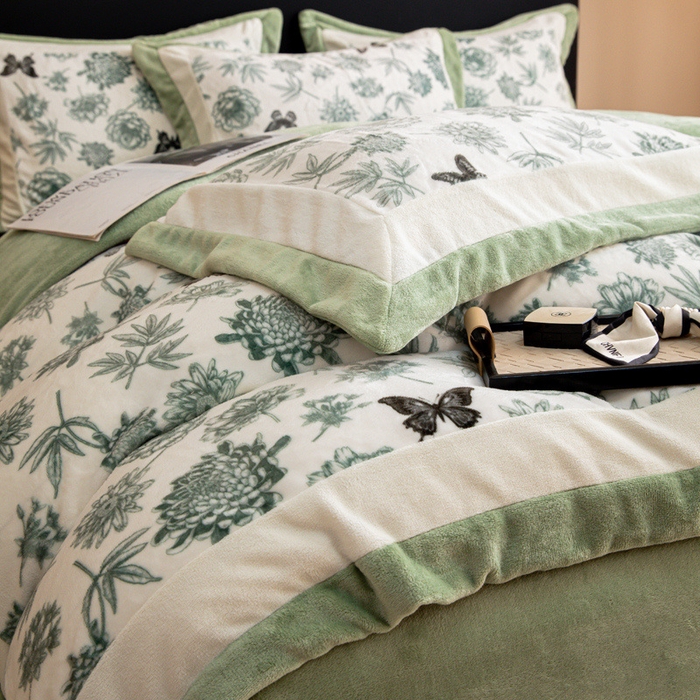 91家纺网 家纺一手货源 找家纺 懒猫家纺 2025新款牛奶绒拼角印花轻奢风四件套 浪漫花蝶-绿