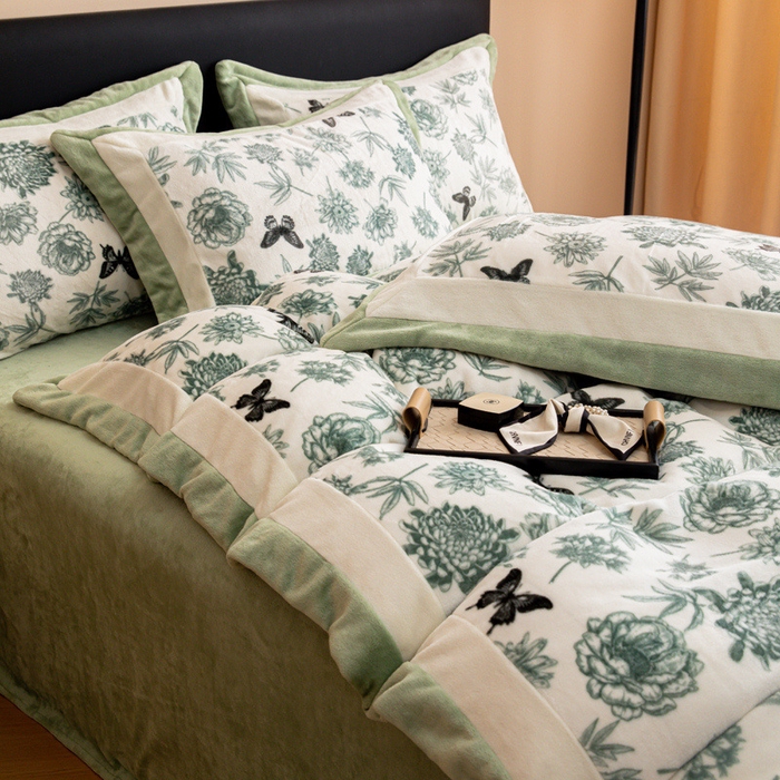 91家纺网 家纺一手货源 找家纺 懒猫家纺 2025新款牛奶绒拼角印花轻奢风四件套 浪漫花蝶-绿