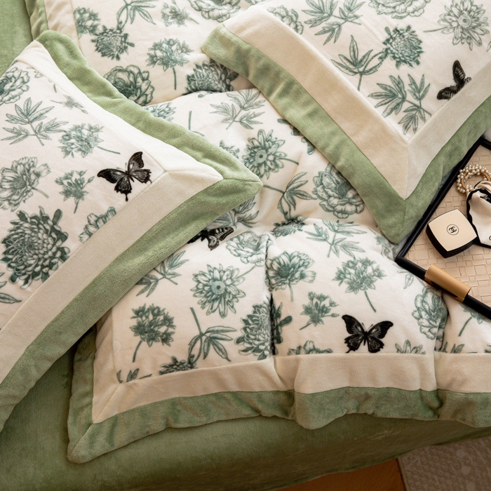 91家纺网 家纺一手货源 找家纺 懒猫家纺 2025新款牛奶绒拼角印花轻奢风四件套 浪漫花蝶-绿