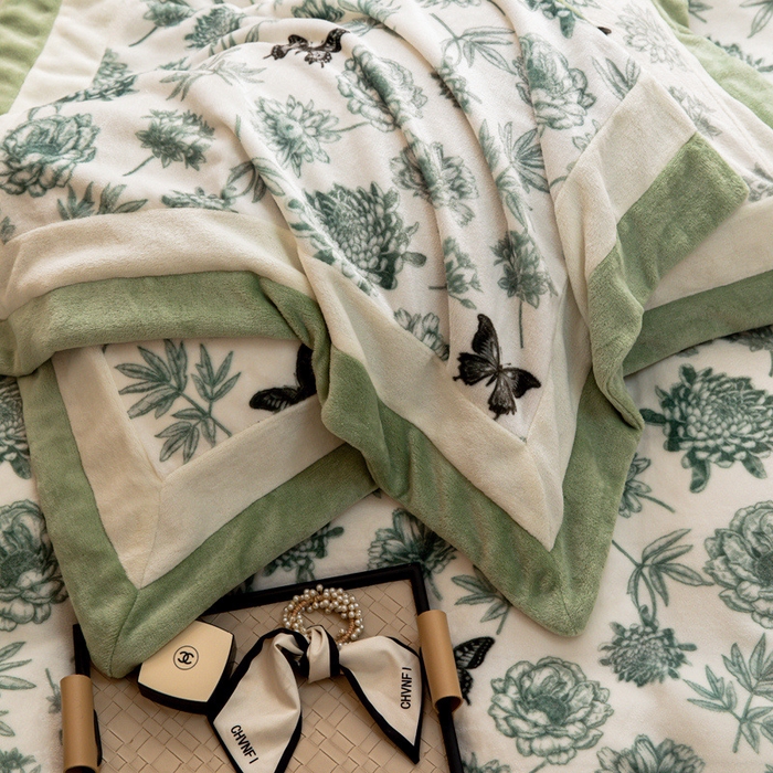 91家纺网 家纺一手货源 找家纺 懒猫家纺 2025新款牛奶绒拼角印花轻奢风四件套 浪漫花蝶-绿