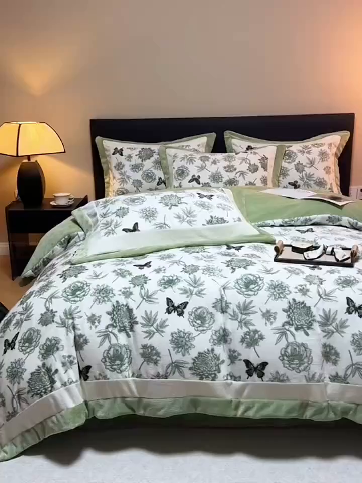 91家纺网 家纺一手货源 找家纺 懒猫家纺 2025新款牛奶绒拼角印花轻奢风四件套 浪漫花蝶-绿
