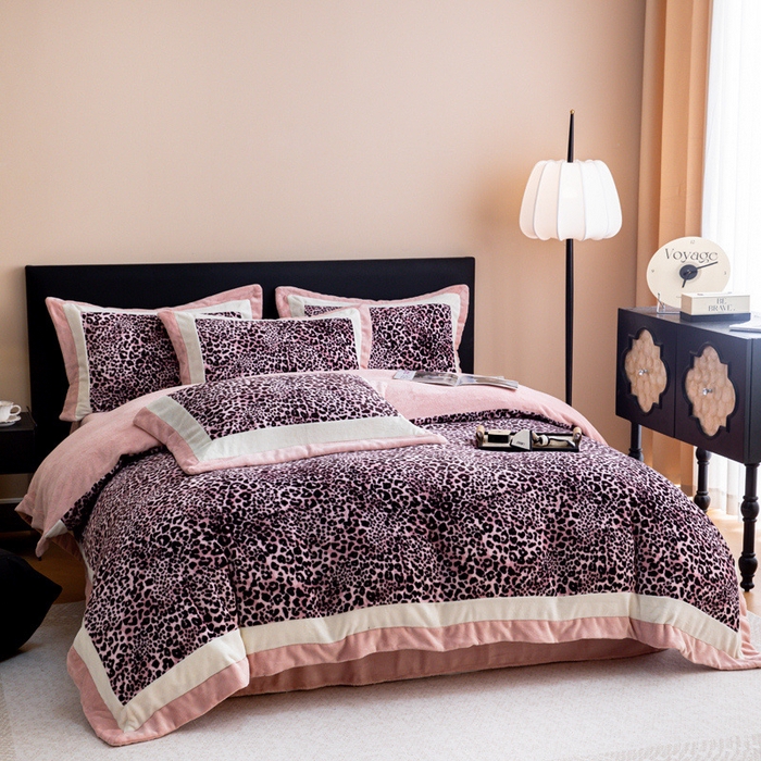 91家纺网 家纺一手货源 找家纺 懒猫家纺 2025新款牛奶绒拼角印花轻奢风四件套 轻奢豹纹-粉