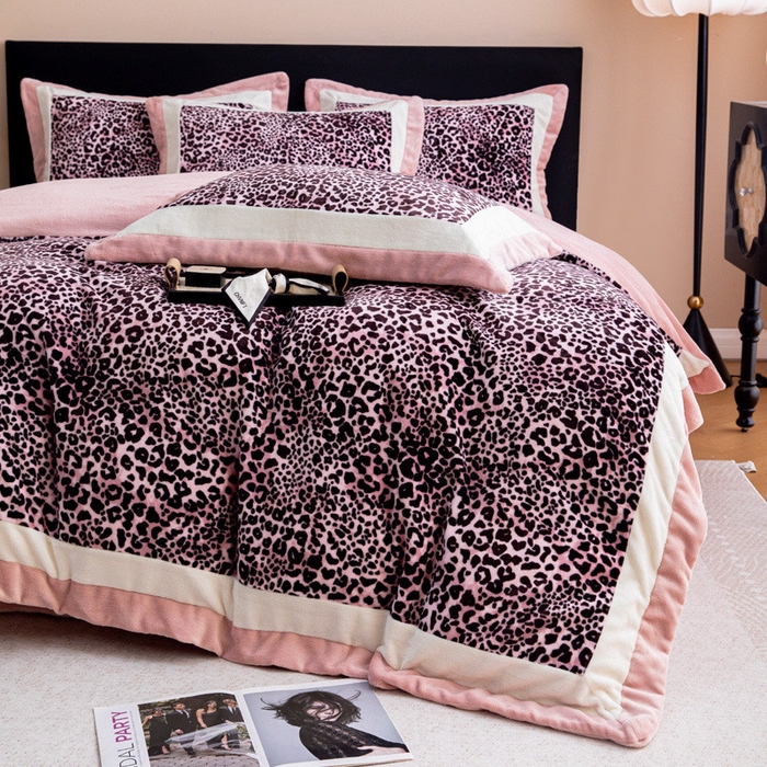 91家纺网 家纺一手货源 找家纺 懒猫家纺 2025新款牛奶绒拼角印花轻奢风四件套 轻奢豹纹-粉