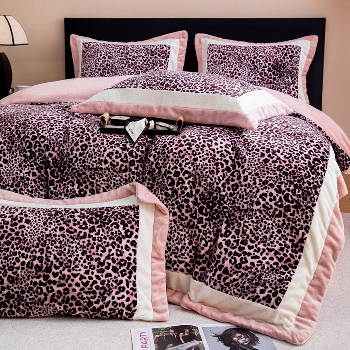 91家纺网 家纺一手货源 找家纺 懒猫家纺 2025新款牛奶绒拼角印花轻奢风四件套 轻奢豹纹-粉