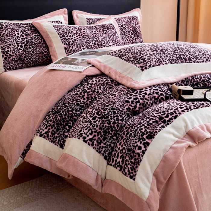 91家纺网 家纺一手货源 找家纺 懒猫家纺 2025新款牛奶绒拼角印花轻奢风四件套 轻奢豹纹-粉