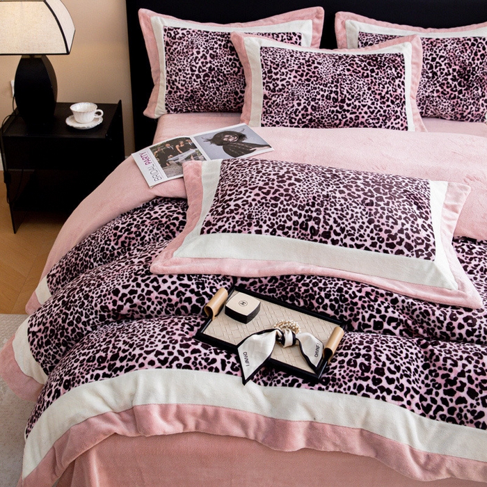 91家纺网 家纺一手货源 找家纺 懒猫家纺 2025新款牛奶绒拼角印花轻奢风四件套 轻奢豹纹-粉