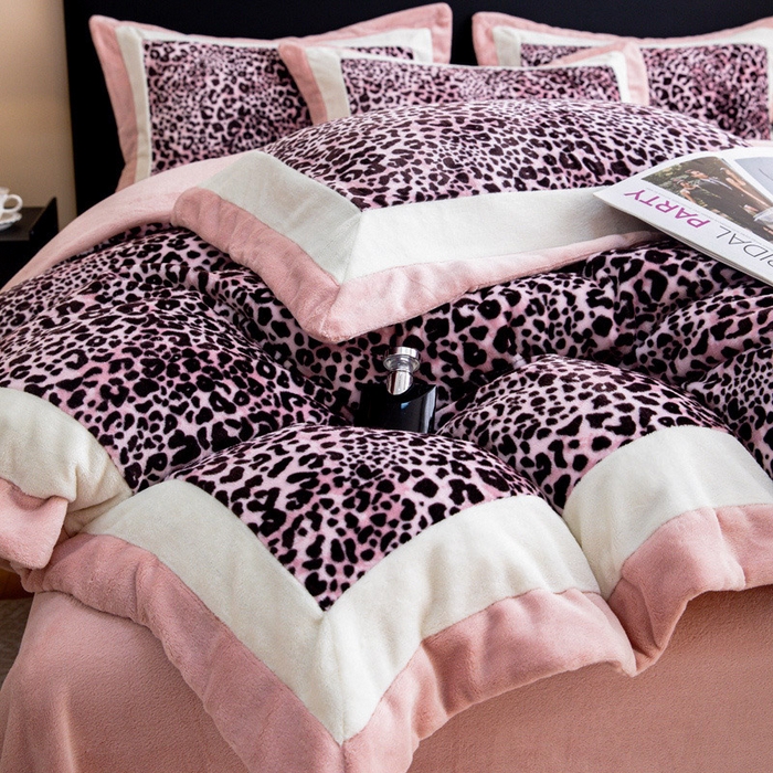 91家纺网 家纺一手货源 找家纺 懒猫家纺 2025新款牛奶绒拼角印花轻奢风四件套 轻奢豹纹-粉