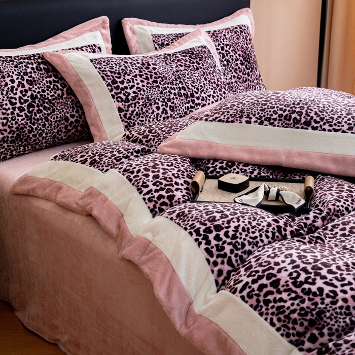 91家纺网 家纺一手货源 找家纺 懒猫家纺 2025新款牛奶绒拼角印花轻奢风四件套 轻奢豹纹-粉