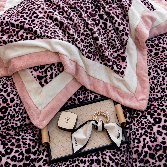 91家纺网 家纺一手货源 找家纺 懒猫家纺 2025新款牛奶绒拼角印花轻奢风四件套 轻奢豹纹-粉