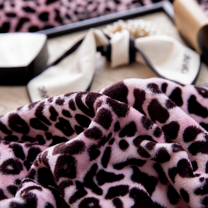 91家纺网 家纺一手货源 找家纺 懒猫家纺 2025新款牛奶绒拼角印花轻奢风四件套 轻奢豹纹-粉