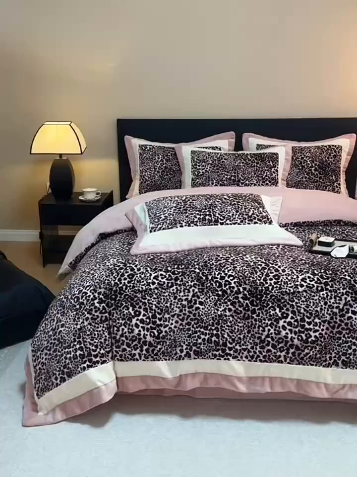 91家纺网 家纺一手货源 找家纺 懒猫家纺 2025新款牛奶绒拼角印花轻奢风四件套 轻奢豹纹-粉