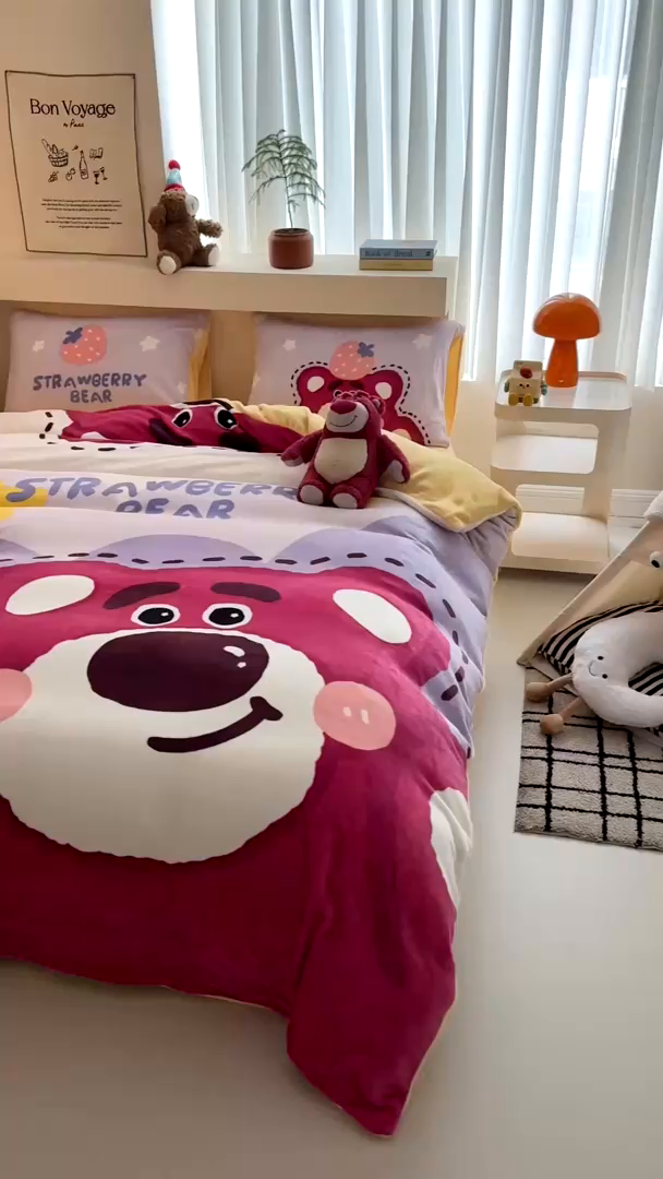 91家纺网 家纺一手货源 找家纺 茉保家纺 2025新款大板卡通加厚牛奶绒印花四件套 草莓熊