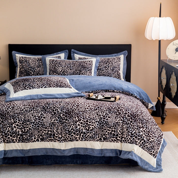 91家纺网 家纺一手货源 找家纺 懒猫家纺 2025新款牛奶绒拼角印花轻奢风四件套 轻奢豹纹-蓝