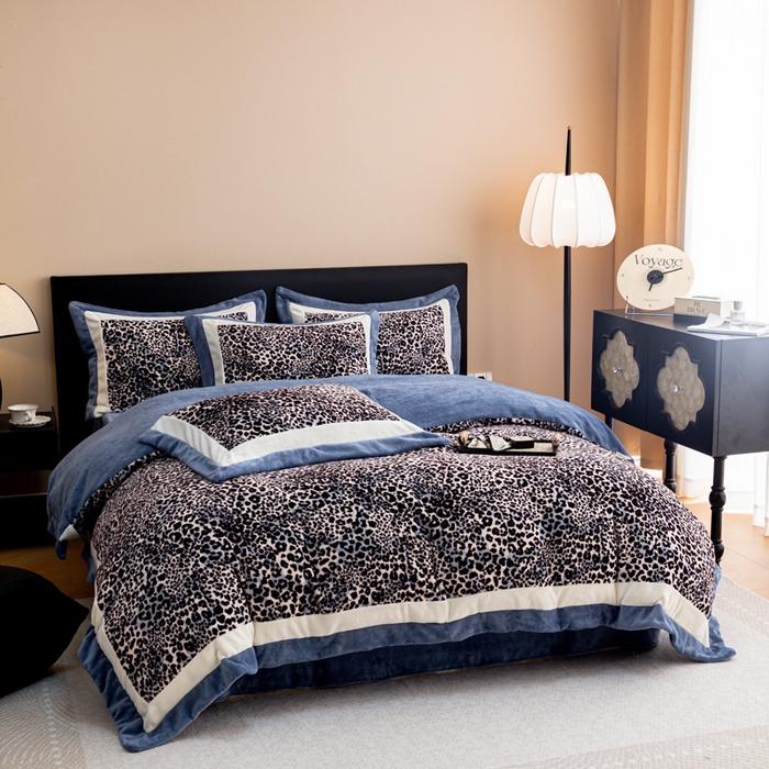 91家纺网 家纺一手货源 找家纺 懒猫家纺 2025新款牛奶绒拼角印花轻奢风四件套 轻奢豹纹-蓝