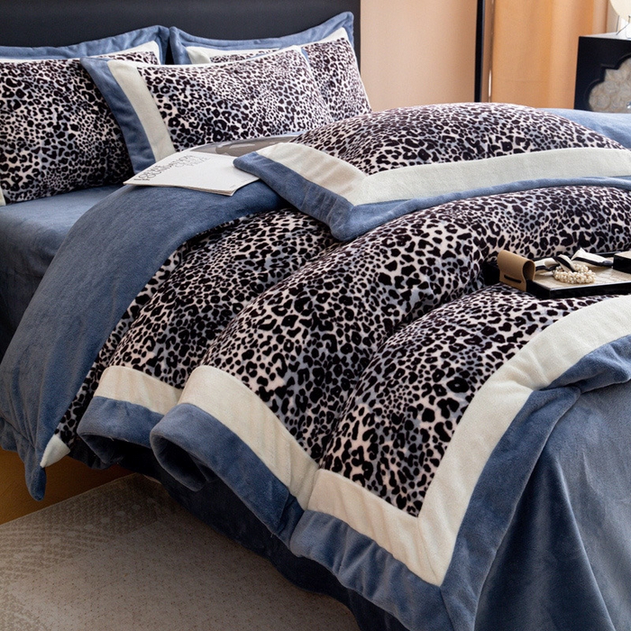 91家纺网 家纺一手货源 找家纺 懒猫家纺 2025新款牛奶绒拼角印花轻奢风四件套 轻奢豹纹-蓝