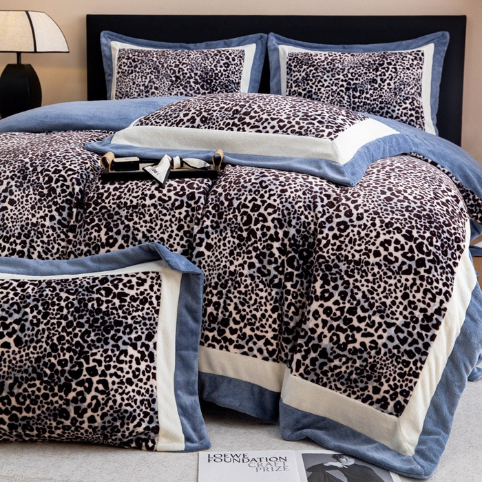 91家纺网 家纺一手货源 找家纺 懒猫家纺 2025新款牛奶绒拼角印花轻奢风四件套 轻奢豹纹-蓝