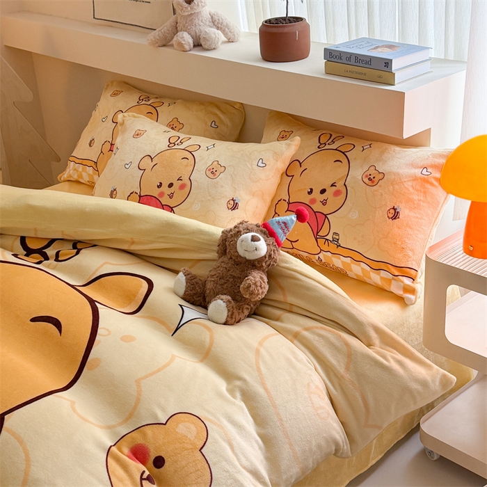 91家纺网 家纺一手货源 找家纺 茉保家纺 2025新款大板卡通加厚牛奶绒印花四件套 搞怪小熊