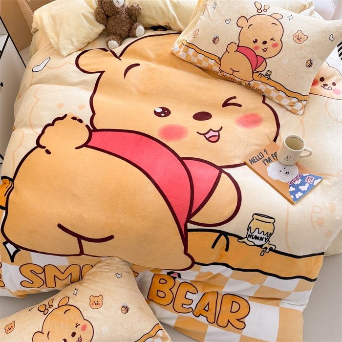 91家纺网 家纺一手货源 找家纺 茉保家纺 2025新款大板卡通加厚牛奶绒印花四件套 搞怪小熊