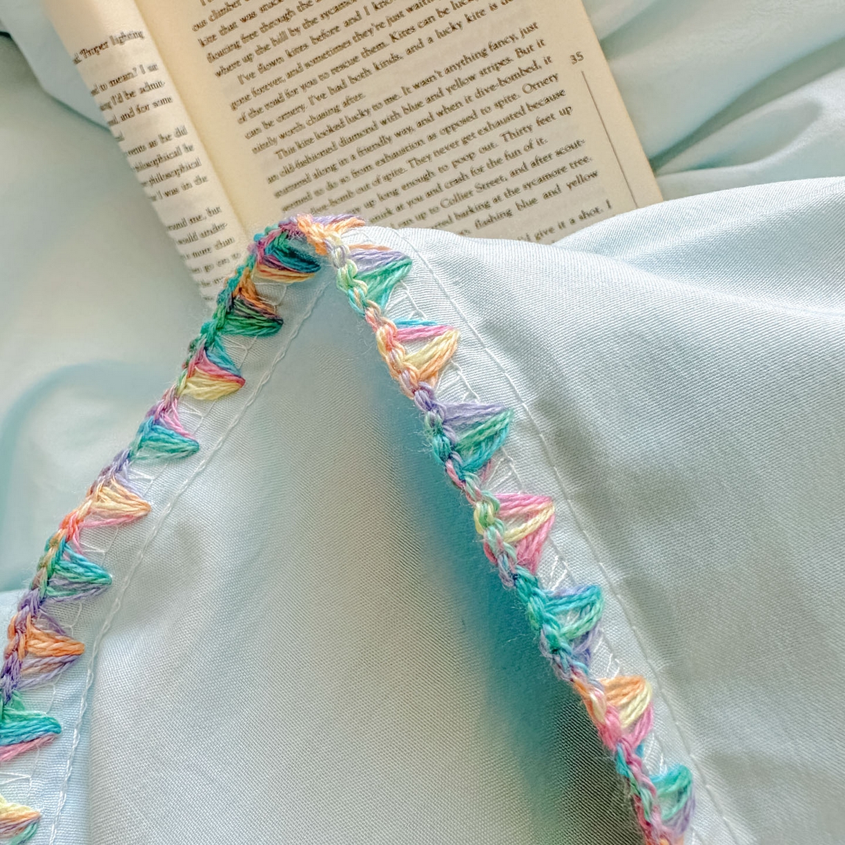 91家纺网 家纺一手货源 找家纺 冕悠家纺 2025新款A类七彩贝壳边水洗棉四件套 七彩-云水蓝