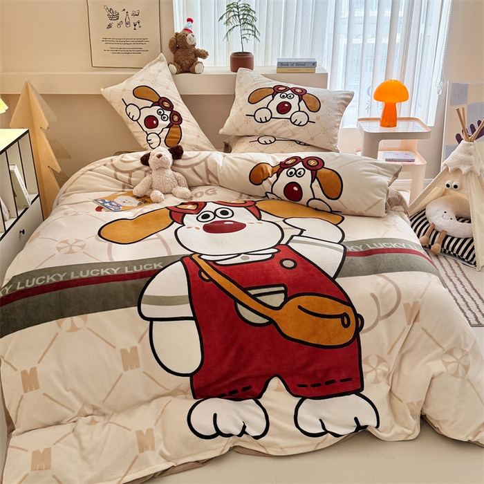 91家纺网 家纺一手货源 找家纺 茉保家纺 2025新款大板卡通加厚牛奶绒印花四件套 敬礼狗狗