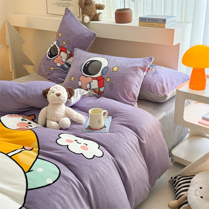 91家纺网 家纺一手货源 找家纺 茉保家纺 2025新款大板卡通加厚牛奶绒印花四件套 温馨太空