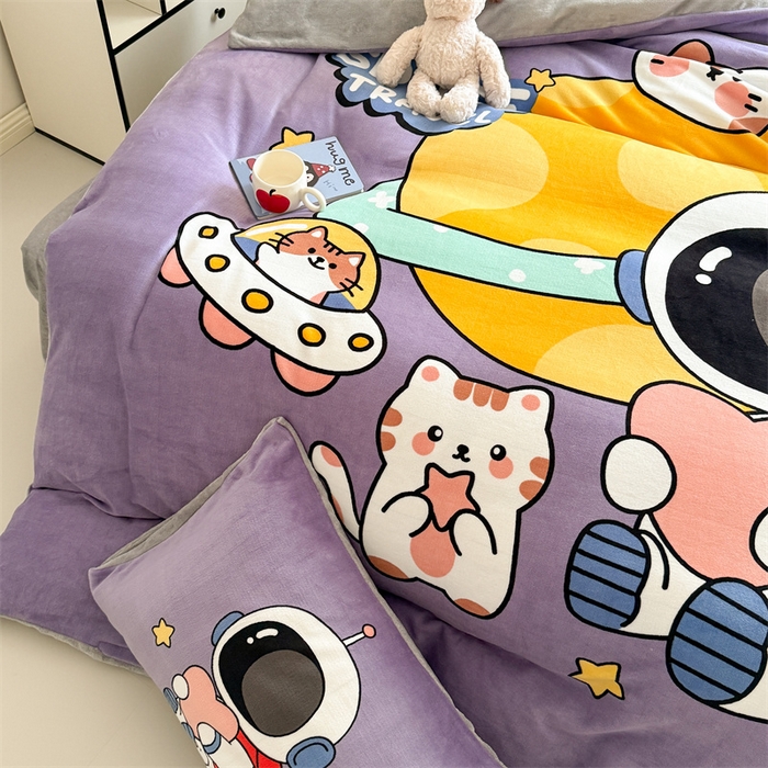 91家纺网 家纺一手货源 找家纺 茉保家纺 2025新款大板卡通加厚牛奶绒印花四件套 温馨太空