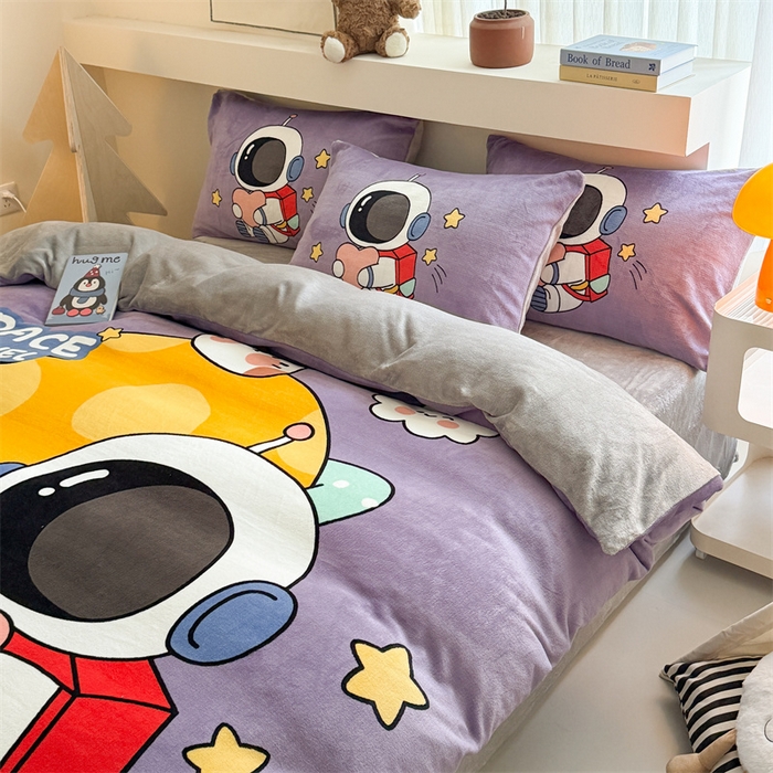 91家纺网 家纺一手货源 找家纺 茉保家纺 2025新款大板卡通加厚牛奶绒印花四件套 温馨太空