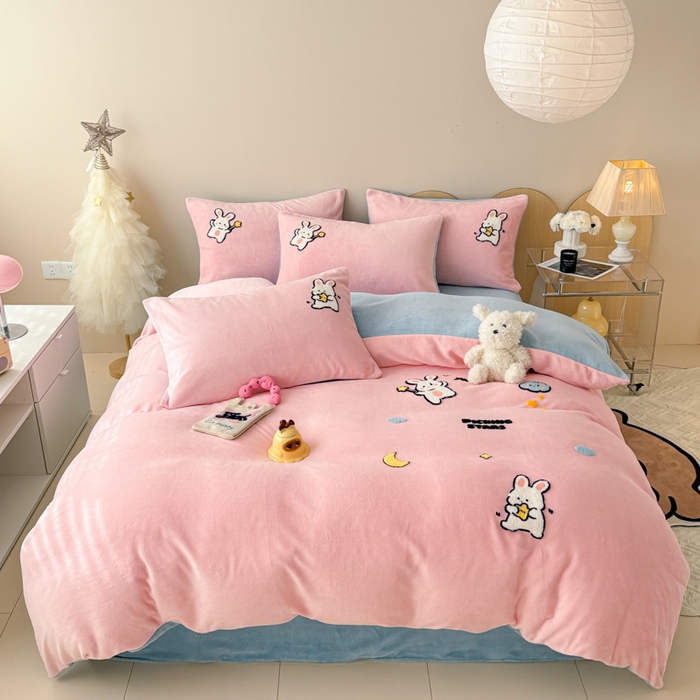 91家纺网 家纺一手货源 找家纺 （总）懒猫家纺 2025新款牛奶绒毛巾绣四件套