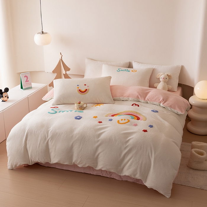 91家纺网 家纺一手货源 找家纺 懒猫家纺 2025新款牛奶绒毛巾绣四件套 彩虹