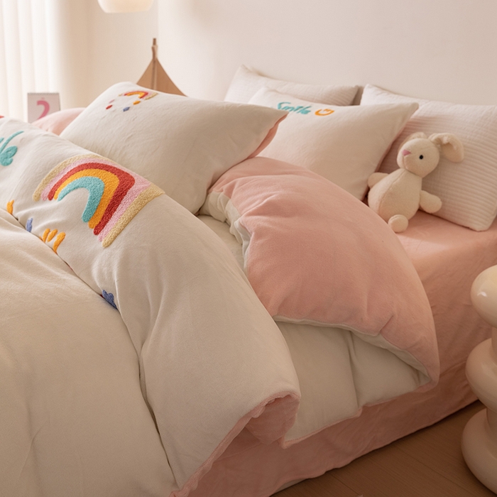 91家纺网 家纺一手货源 找家纺 懒猫家纺 2025新款牛奶绒毛巾绣四件套 彩虹