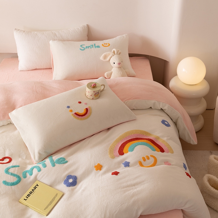 91家纺网 家纺一手货源 找家纺 懒猫家纺 2025新款牛奶绒毛巾绣四件套 彩虹