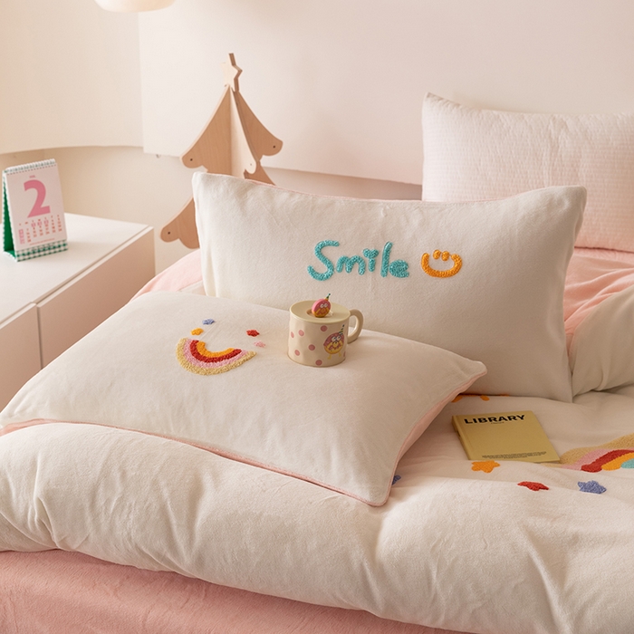 91家纺网 家纺一手货源 找家纺 懒猫家纺 2025新款牛奶绒毛巾绣四件套 彩虹