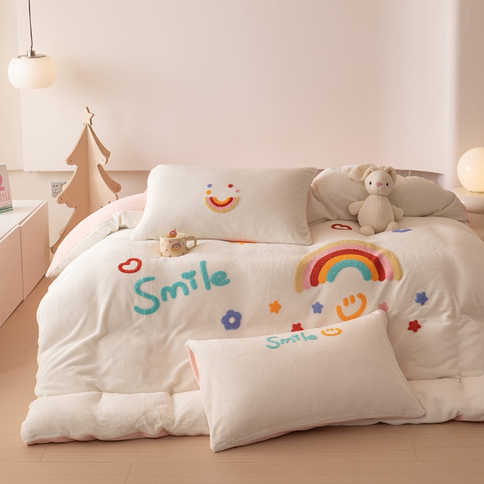 91家纺网 家纺一手货源 找家纺 懒猫家纺 2025新款牛奶绒毛巾绣四件套 彩虹