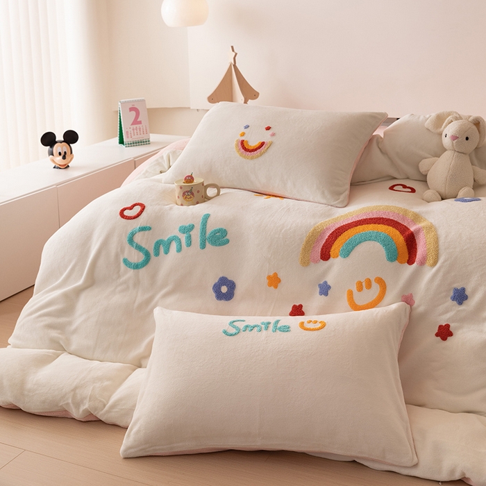 91家纺网 家纺一手货源 找家纺 懒猫家纺 2025新款牛奶绒毛巾绣四件套 彩虹