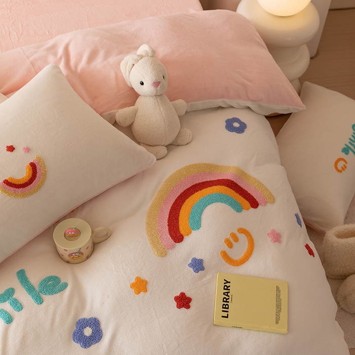 91家纺网 家纺一手货源 找家纺 懒猫家纺 2025新款牛奶绒毛巾绣四件套 彩虹