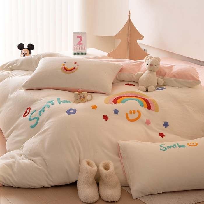 91家纺网 家纺一手货源 找家纺 懒猫家纺 2025新款牛奶绒毛巾绣四件套 彩虹