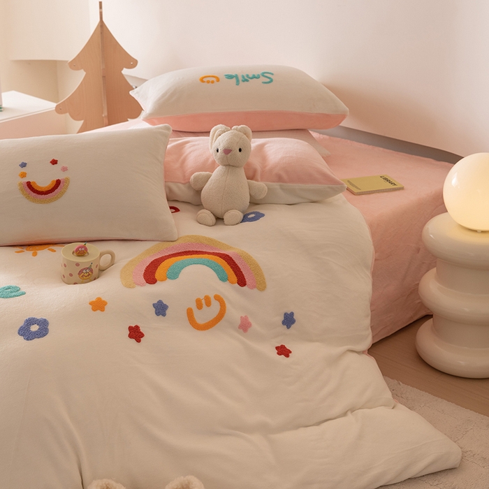 91家纺网 家纺一手货源 找家纺 懒猫家纺 2025新款牛奶绒毛巾绣四件套 彩虹